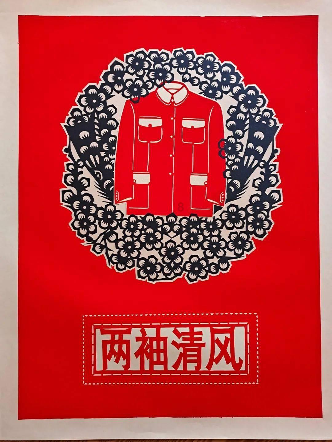 女生准备回老家过年，不放心小猫自己在家，半夜起来给猫孩子准备物资